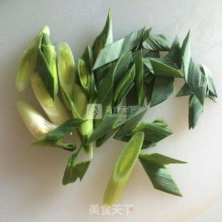 青蒜回锅肉的做法步骤：2