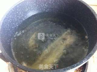 黄鱼煨面的做法步骤:2