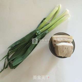 青蒜回锅肉的做法步骤：1