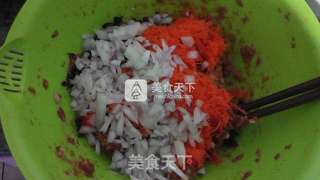 咸香可口小笼包——胡萝卜木耳小笼包的做法步骤:5