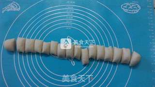 咸香可口小笼包——胡萝卜木耳小笼包的做法步骤:7