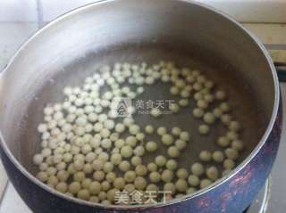 河虾仁炒鸡头米的做法步骤:2