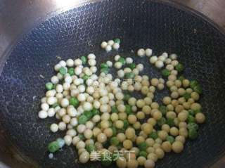 河虾仁炒鸡头米的做法步骤:8