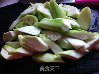 山药面筋炒丝瓜的做法步骤:2