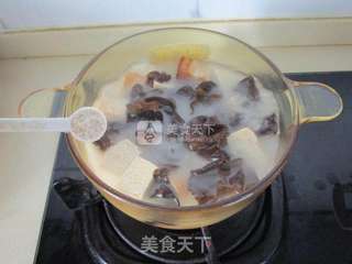黑木耳炖冻豆腐的做法步骤:7