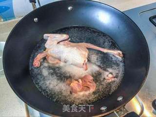 红枣桂圆枸杞鸽子汤的做法步骤:2