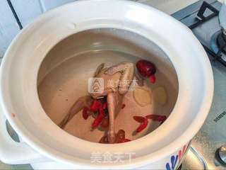 红枣桂圆枸杞鸽子汤的做法步骤:3