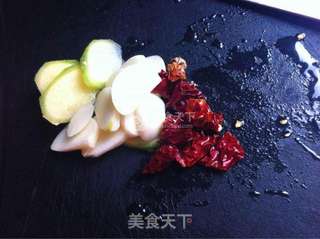 酸辣黄辣丁的做法步骤:2