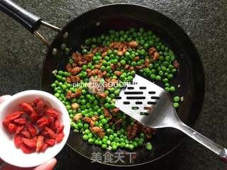 春吃豌豆上班族养颜明眸法宝豌豆枸杞炒肉的做法步骤:6