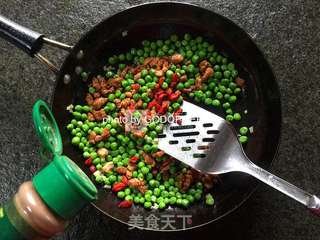 春吃豌豆上班族养颜明眸法宝豌豆枸杞炒肉的做法步骤:8