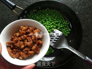 春吃豌豆上班族养颜明眸法宝豌豆枸杞炒肉的做法步骤：5