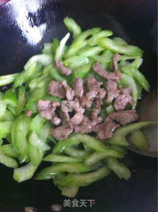 西芹炒肉片的做法步骤:8