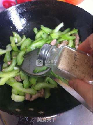 西芹炒肉片的做法步骤:9