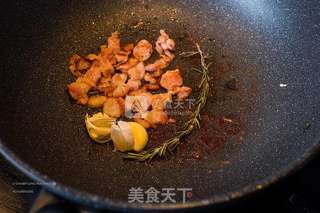 迷迭香蒜培根蛋面 Rosemary and Garlic Carbonara Spaghetti的做法步骤:4