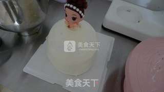 韩式裱花芭比娃娃的做法步骤：7