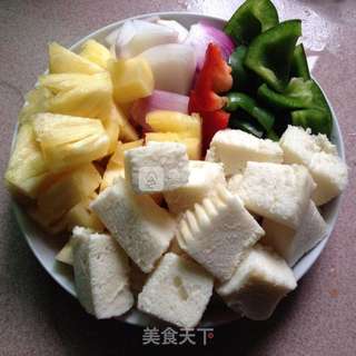 菠萝时蔬炒馒头的做法步骤:2