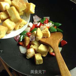 菠萝时蔬炒馒头的做法步骤:7