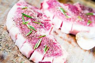 黑醋配香煎黑毛猪 Berkshire Pork Chop的做法步骤:2
