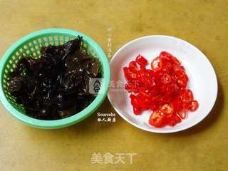 红辣椒炒黑木耳的做法步骤:2