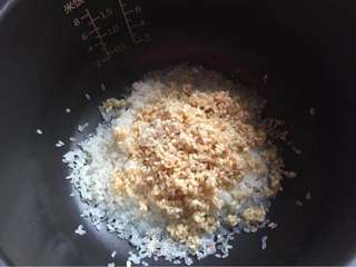 茄子腊肠糙米焖饭的做法步骤:2