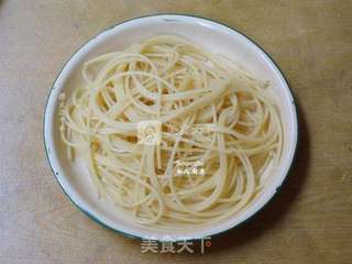 老坛酸菜面的做法步骤:2