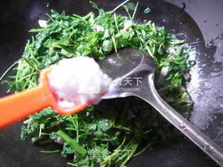 五花肉炒草籽的做法步骤：7