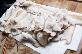 灯影川麻回锅肉的做法步骤:5