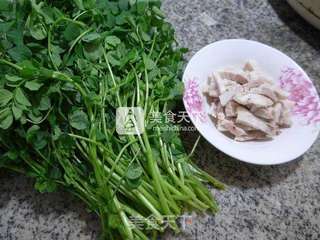 五花肉炒草籽的做法步骤：1