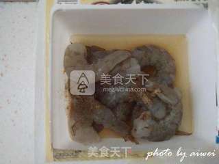 西兰花炒鲜虾的做法步骤:2