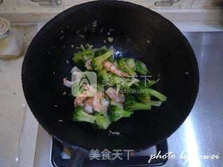 西兰花炒鲜虾的做法步骤:8