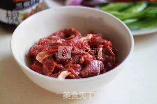 黑椒牛柳炒意粉的做法步骤:2