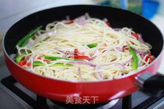 黑椒牛柳炒意粉的做法步骤:7