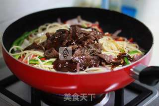 黑椒牛柳炒意粉的做法步骤:8