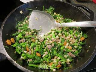 牛肉末青豆雪里蕻的做法步骤:7