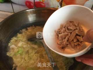 白菜肉丝汤年糕的做法步骤:7