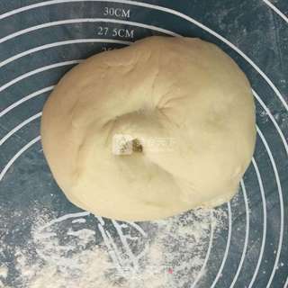香肠花边大虾披萨的做法步骤:2