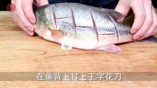【湘乳烧鲈鱼】神厨让你目瞪口呆的做法步骤:2