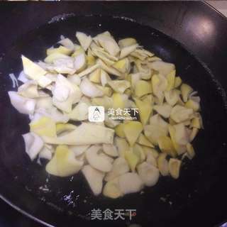 腌笃鲜 咸肉炖春笋的做法步骤:3