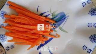 胡萝卜炒蒜苔的做法步骤:2