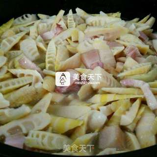 腌笃鲜 咸肉炖春笋的做法步骤:4