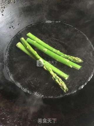 金枪鱼芦笋蛋卷的做法步骤:2