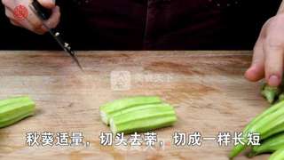 营养美味的【五花肉烧秋葵】的做法步骤：1