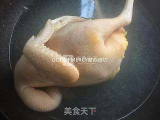 春季滋补养生最佳选择天麻核桃枸杞鸡汤的做法步骤:5