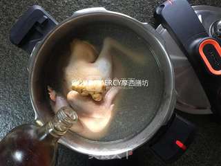 春季滋补养生最佳选择天麻核桃枸杞鸡汤的做法步骤:8