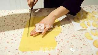 教你做浪漫甜点——玫瑰苹果卷的做法步骤:7