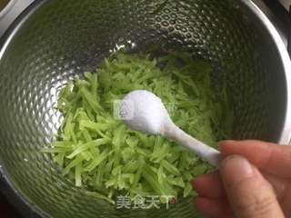 拌莴笋丝的做法步骤:3