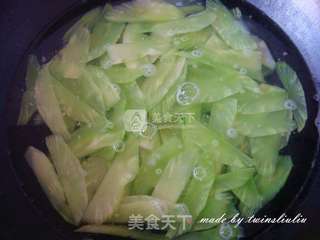 莴笋炒鸡蛋的做法步骤：2