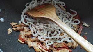 三丝炒乌冬的做法步骤:11