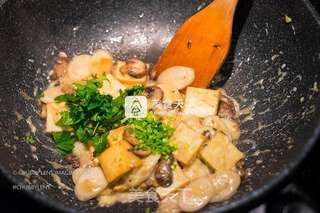 黑松露芝士炒年糕 Black Truffle Cheesy Rice Cake的做法步骤:9