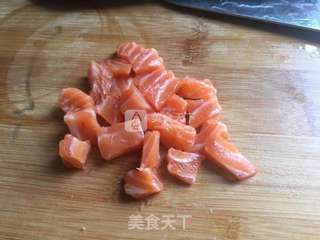 榆钱三文鱼蛋炒饭的做法步骤:3